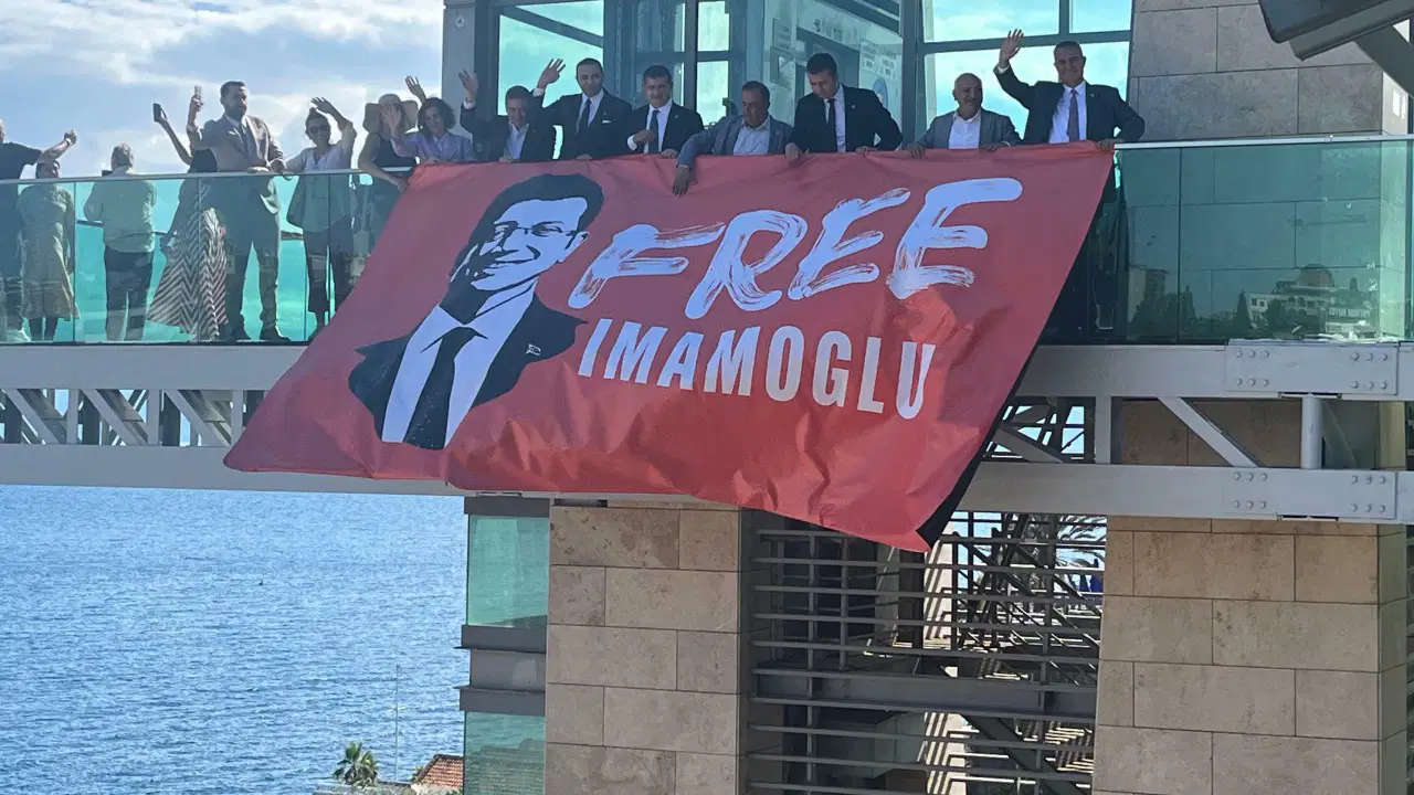 antalyada-milletvekilleri-kent-merkezine-free-imamoglu-yazili-pankart-asti-3uLet2Hz.jpg