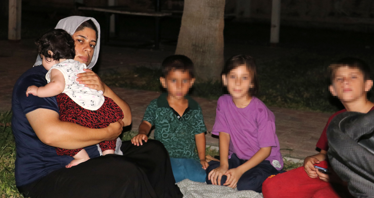 evini lagim suyu basti 4 cocuguyla sokakta kaldi 418VxFh9