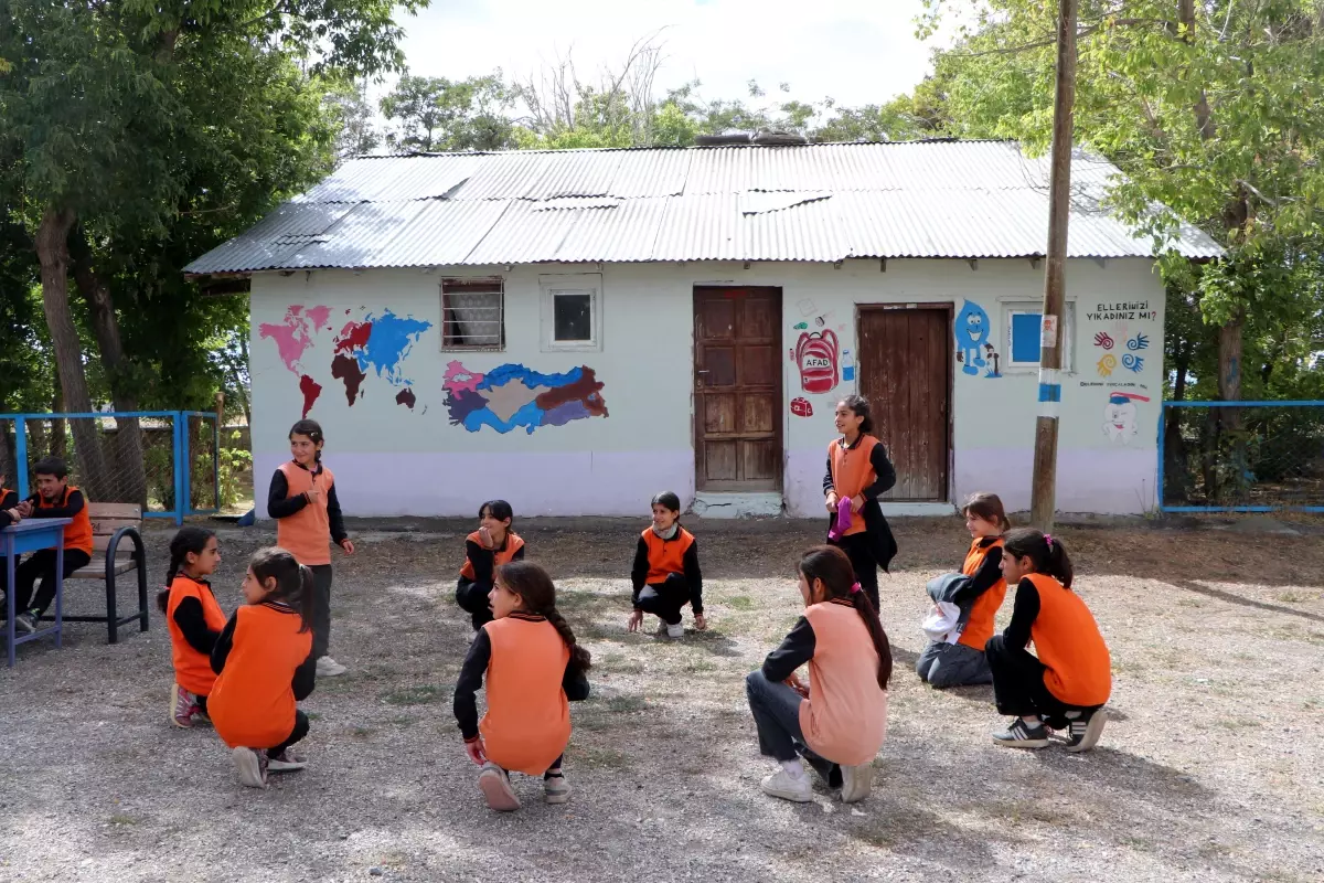 ogretmenden egitici duvar sanati 8yGYQlXO