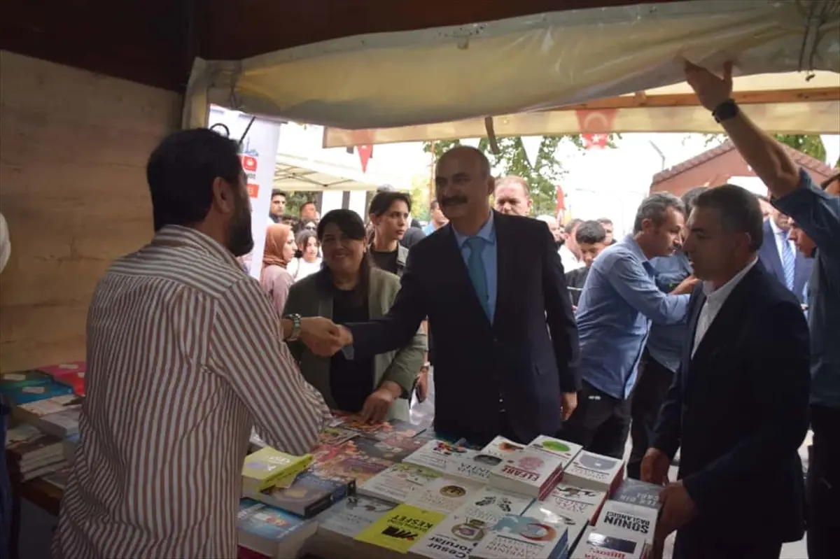 batmanda 8 kitap fuari acildi 1Iej4bSE.jpg