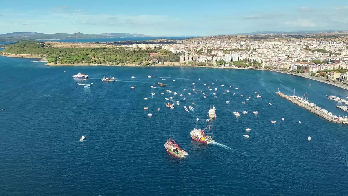 kuresel sumud filosuna destek icin turk ve filistin bayraklariyla donatilan teknelerden bogaz turu 9w5g5wab