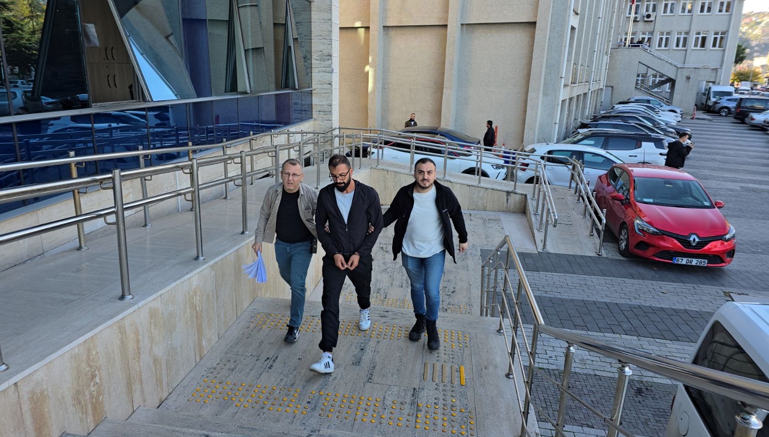 oto galeriye silahli saldiri ljRHCYJ2.jpg