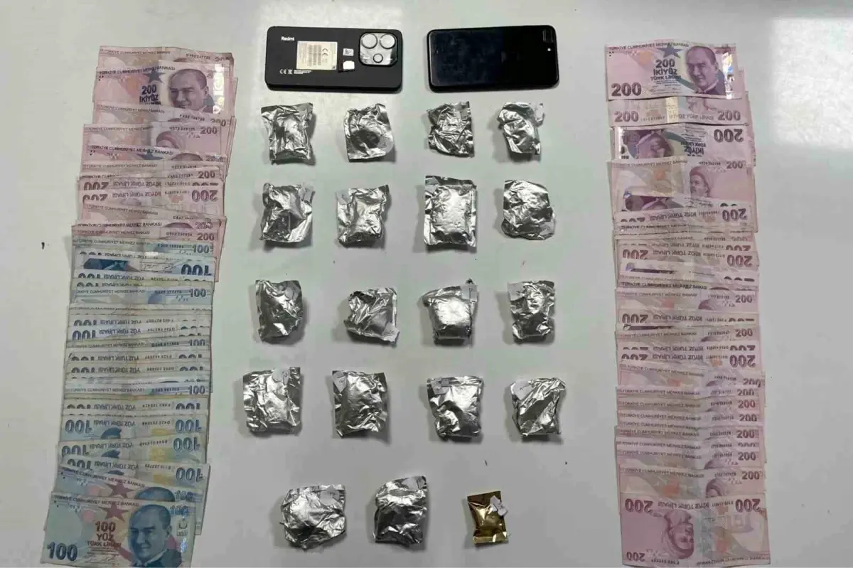 sislide polis uygulamasinda uyusturucu ve para ele gecirildi IiCG9gKD.jpg