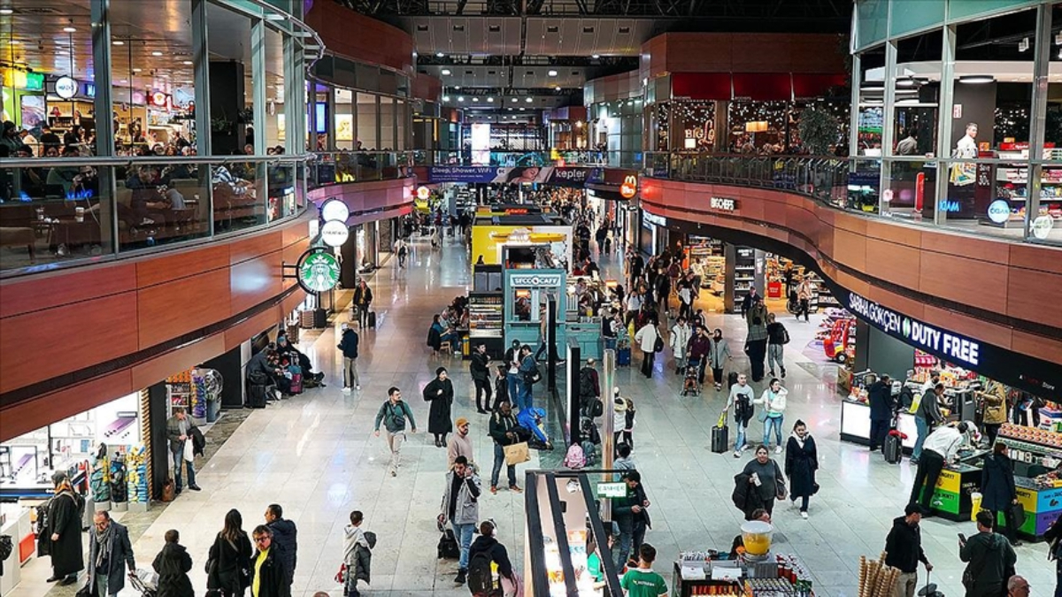 abdulkadir uraloglu havalimanlarinda 10 ayda 211 milyon yolcuya hizmet verildi 9slE4aCX.jpg