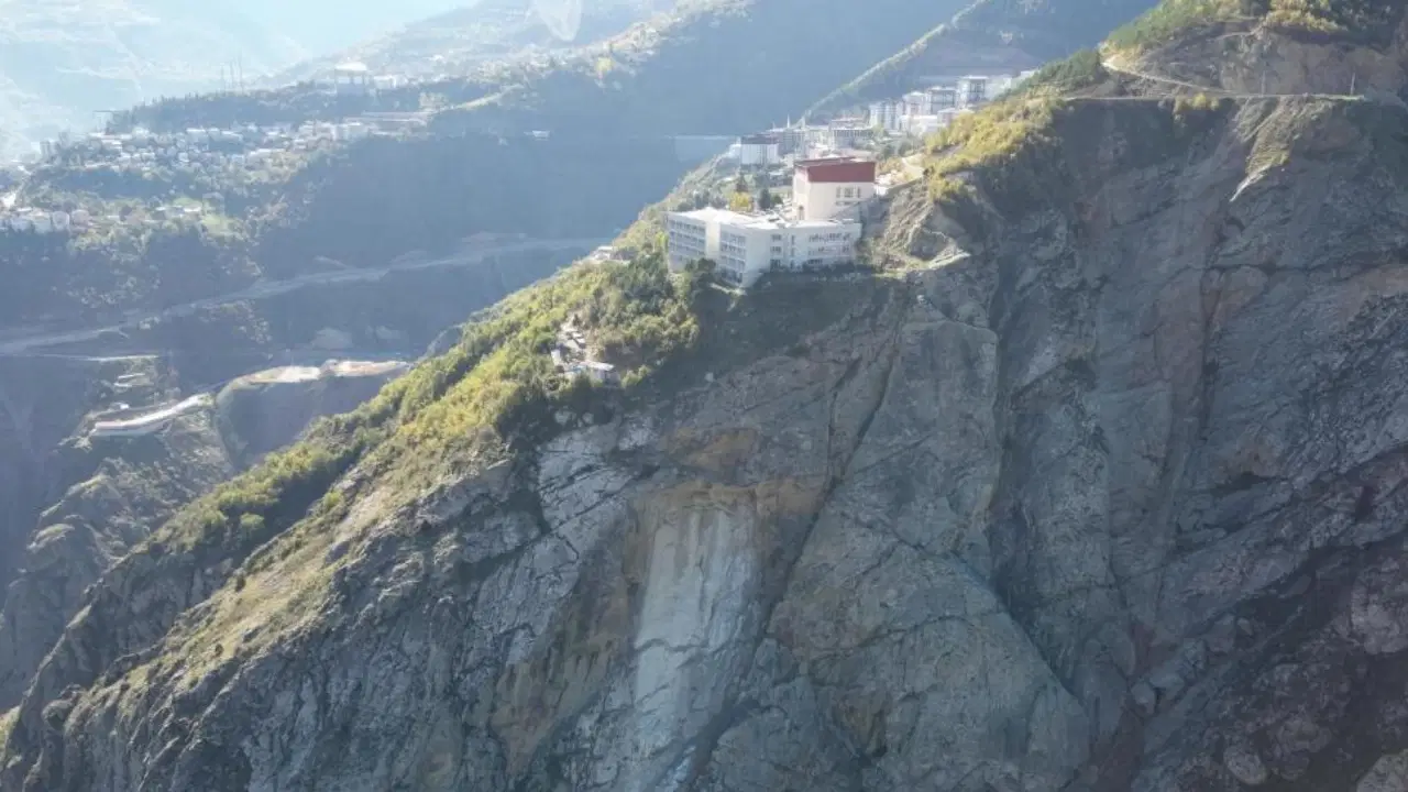 artvinde kaya parcasi koptu panik yasandi 600 ogrenci tahliye edildi mdCGUJ4Q.jpg