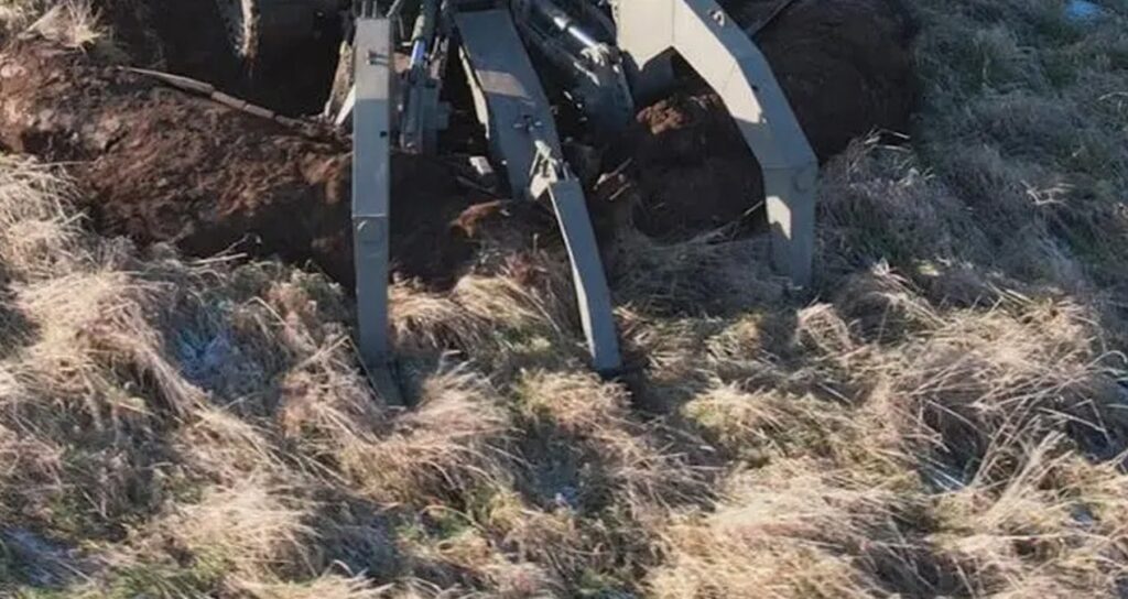 uc-devasa-pence-topraga-gomuldu-ansizin-ortaya-cikiyor-topragi-yerle-bir-ediyor-yY8metlX