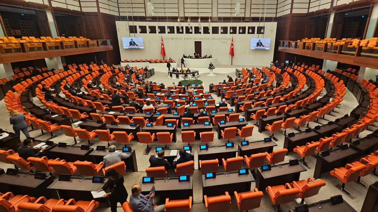 Tbmmde turkiye irak petrol hatti tartismasi muhalefetin arastirma onerisi akp ve mhp oylariyla O5N24Mcv