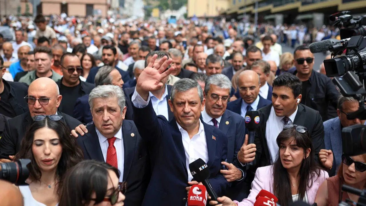 YENİ Parti dünya basınında: ‘Kuşatma altındaki muhalefetin yeniden toparlanma girişimi’ Yeni parti dunya basininda kusatma altindaki muhalefetin yeniden toparlanma girisimi 3nW3hY2D