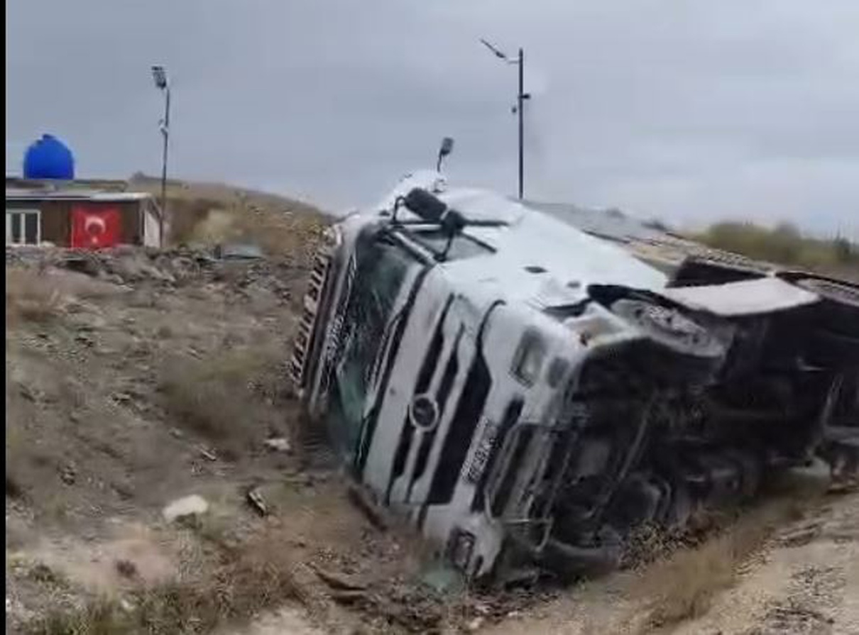 Ankara Polatlı-Haymana yolunda kaygan zemin nedeniyle TIR devrildi, sürücü hafif yaralandı